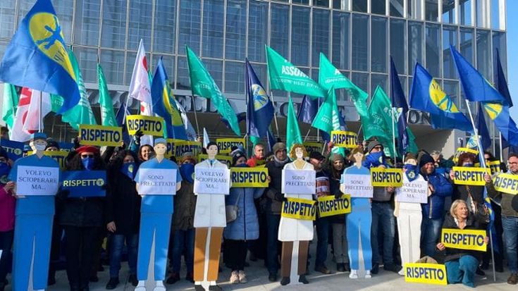 Medici e infermieri in corteo per difendere la sanità pubblica: “Stipendi e pensioni irrispettosi”