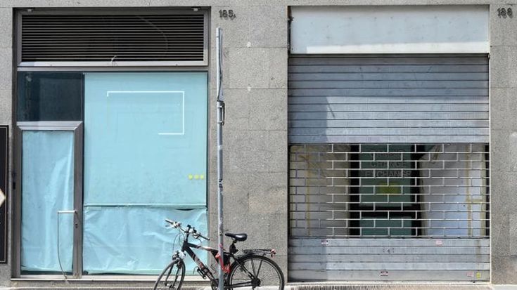 “Qui non vive più nessuno”. Quanti negozi chiusi nel deserto via Nazionale