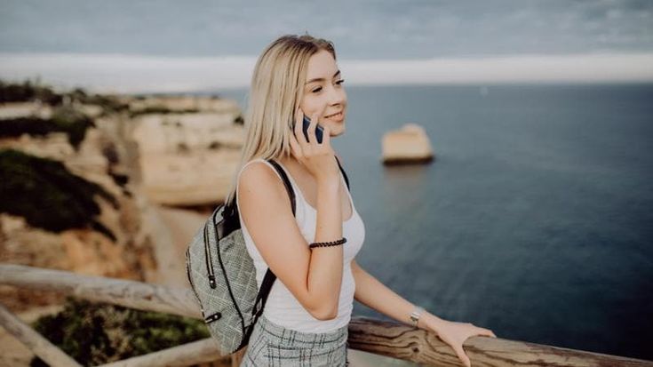 Viaggiare connessi senza brutte sorprese: la guida per non sprecare soldi sul roaming