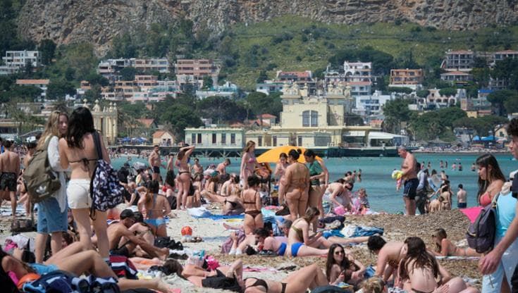 Mondello, scatta il piano estate stop alle auto e agenti in strada
