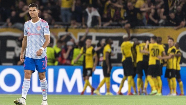 Champions, Ronaldo abbatte uno steward, segna e fa il record di presenze: ma lo United resta in 10 e perde con lo Young Boys. In Siviglia-Salisburgo 4 rigori in un tempo