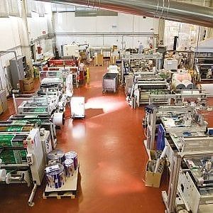 Scoppia un macchinario un operaio seriamente ustionato, tre feriti in modo lieve