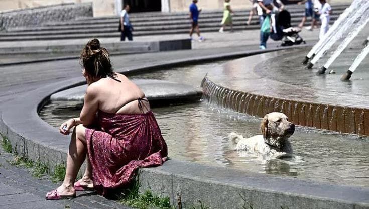 Caldo estremo: il piano delle città contro i rischi per la salute. E Genova ‘smantella’ l’asfalto