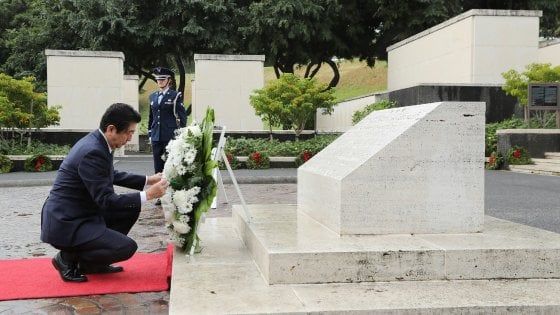 Premier giapponese a Pearl Harbor: visita al cimitero degli americani uccisi in guerra