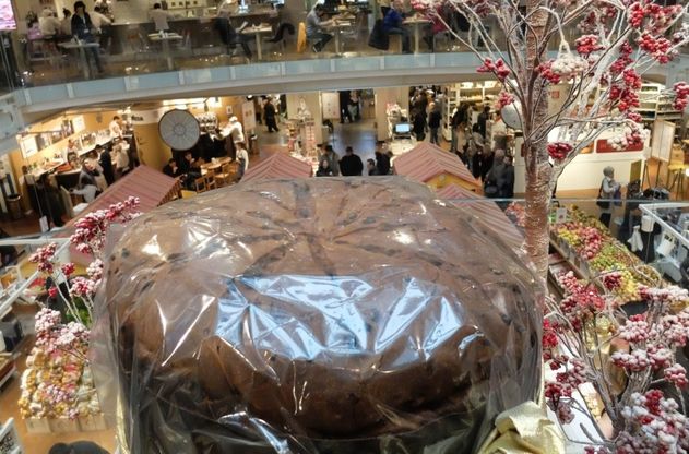 Milano, panettone da 70 chili donato dai Vergani a Ruben