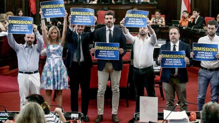 Urla, fischi e scatoloni per il trasloco: è il giorno del rodeo della destra in Consiglio comunale