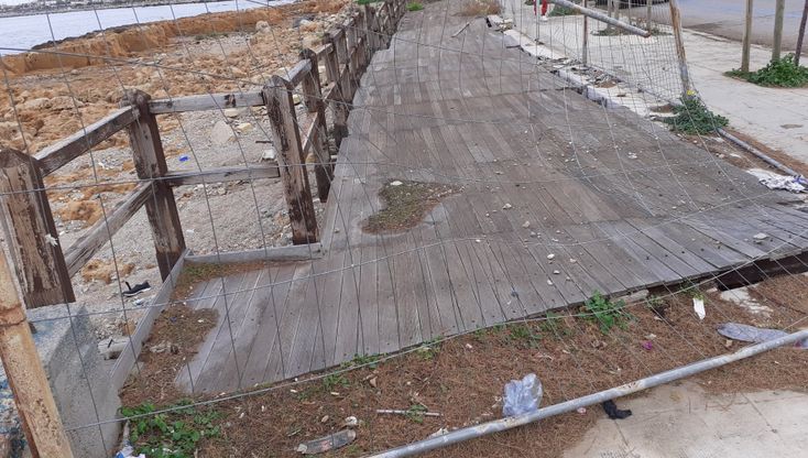 Barcarello, l'appello dei residenti: "Via la pericolosa pedana in legno"