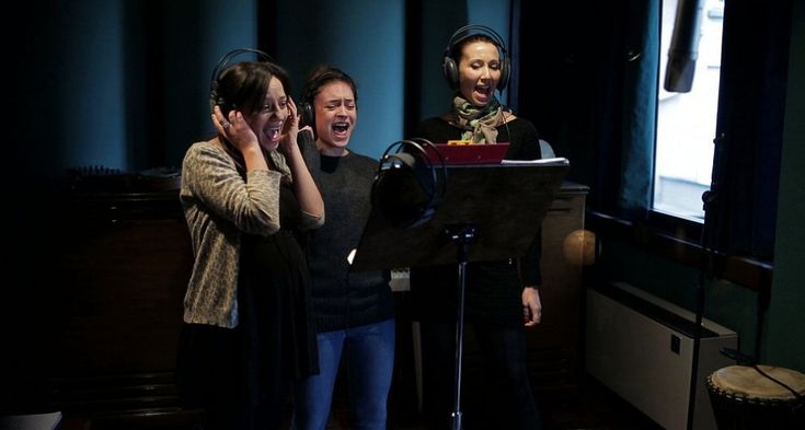 I protagonisti della black comedy sugli orrori italiani