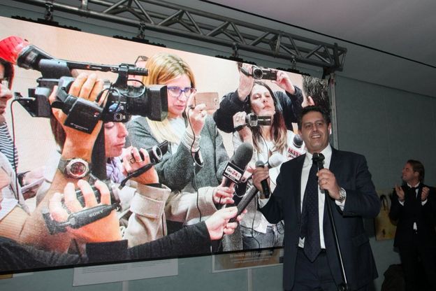 Musica, video, e il palco: è Toti show