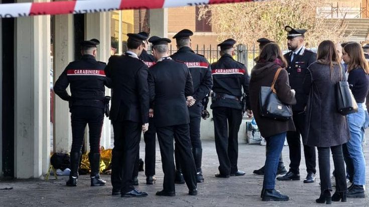 Omicidio all’Aurelio: ucciso a coltellate davanti all’Ovs, fermate due persone