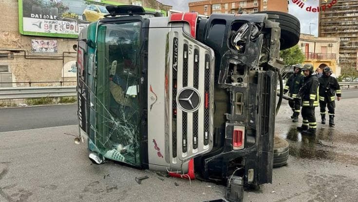 Tir si ribalta a Palermo, coinvolta un’auto: due feriti. Via Messina Marine riaperta dopo dieci ore