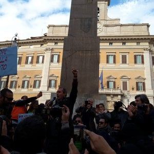 De Magistris protesta a Montecitorio: "Risposte entro il 4 marzo o torneremo"