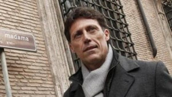 Donna denuncia il sindaco di Portici Cuomo: "Sesso per avere un lavoro". Lui: "Calunnie"