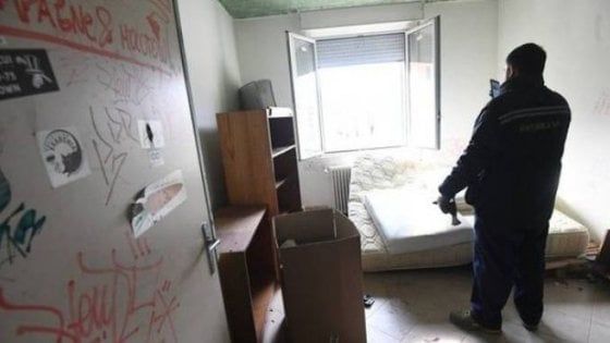 Occupa una casa vuota per conto di due "clienti" e aggredisce la polizia, arrestato
