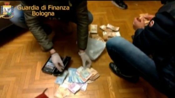 Bologna, oltre un milione di euro e 30 chili di lingotti d'oro confiscati a un imprenditore turco