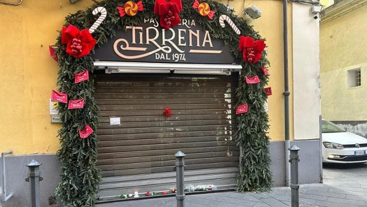 Femminicidio Anna Tagliaferri, fiori davanti alla sua pasticceria: “Resterai nei nostri cuori”