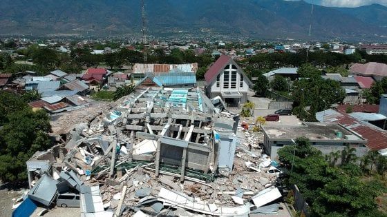 Indonesia, si aggrava il bilancio del terremoto e dello tsunami: più di 1.200 morti