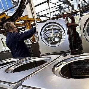 Whirpool chiude la sede di Caserta e il centro di None. 1340 esuberi 