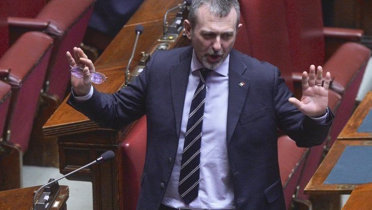 Barricate delle opposizioni contro Delmastro: lo costringono a non presentarsi in commissione Giustizia
