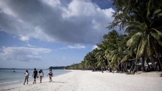 Filippine, riapre la spiaggia di Boracay