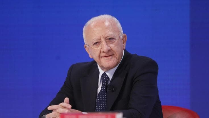 De Luca mostra chi sversa rifiuti, il Garante privacy lo richiama. Lui: “Proteggiamo i farabutti”