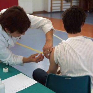 Vaccini, via libera dal Senato: si potranno prenotare in farmacia