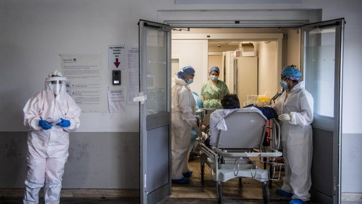 Covid, Pronto Soccorso ancora sotto assedio a Roma: 200 positivi al giorno e 48 ore in barella. Nel Lazio la prima dose under 11