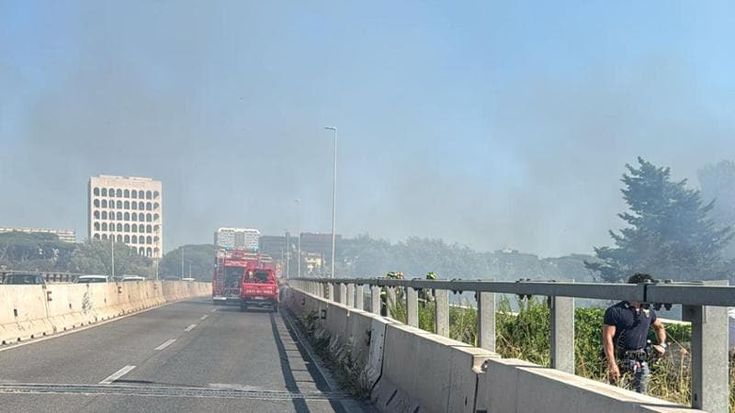 Magliana, maxi incendio: traffico rallentato tra Fiumicino e il centro di Roma