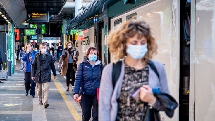 La grande corsa di Omicron, in nove mesi 16 milioni di casi. "Almeno un italiano su due l'ha presa"