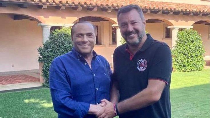 Centrodestra, Salvini spinge per la federazione. E posta una foto con Berlusconi (e la maglia del Milan)