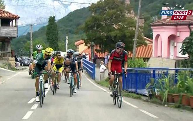 Vuelta, scazzottata tra Rovny e Brambilla: espulsi dalla gara