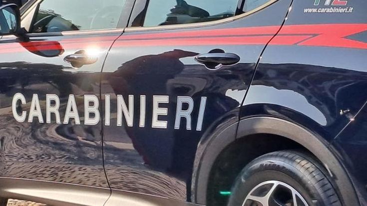 Accoltellata e uccisa in pieno centro a Tolentino, davanti ai passanti. Fermato l’ex marito