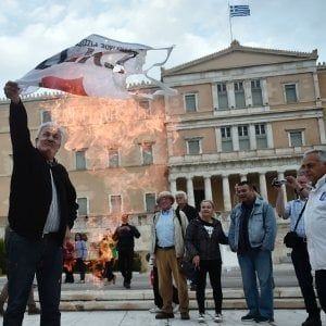Grecia, via libera del Parlamento a nuove misure austerity. Tsipras: "Nel 2018 fuori dal memorandum"