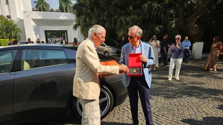 Tronchetti e Vigna sulla Ferrari Luce a Nuova Dheli per celebrare le rispettive operazioni in India