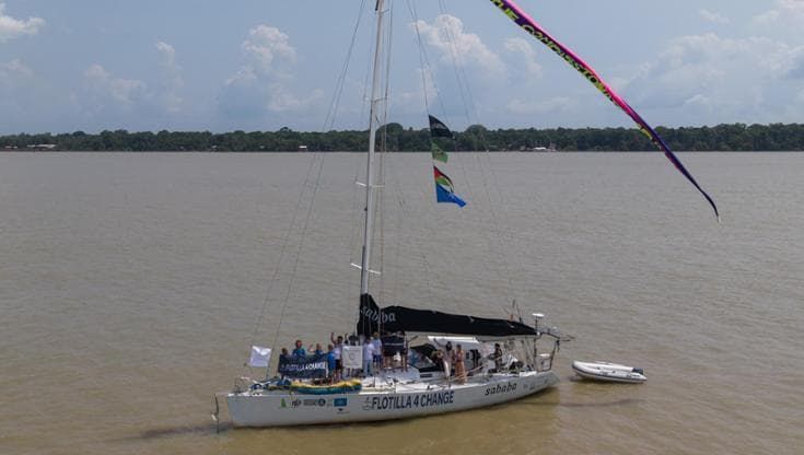 Salpa la Flotilla climatica, una nave per chiedere la fine dei combustibili fossili