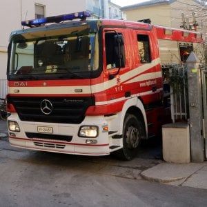 Firenzuola, cade col parapendio e resta impigliato in un albero a 20 metri