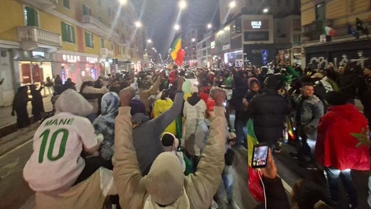 Balli, caroselli, fumogeni e clacson impazziti: è festa Senegal dopo il trionfo in Coppa d’Africa