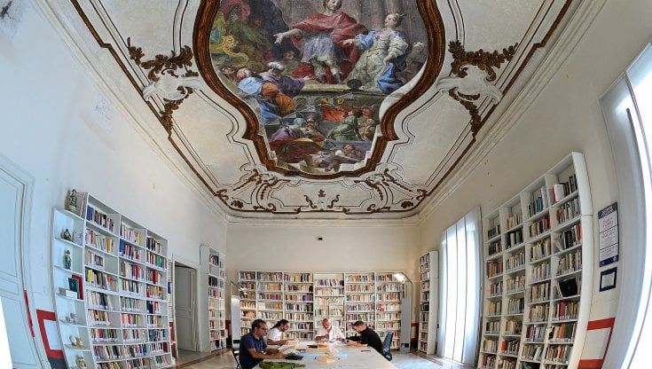 Zombie, insulti e filosofia: la biblioteca di Ballarò dello studioso di semiotica