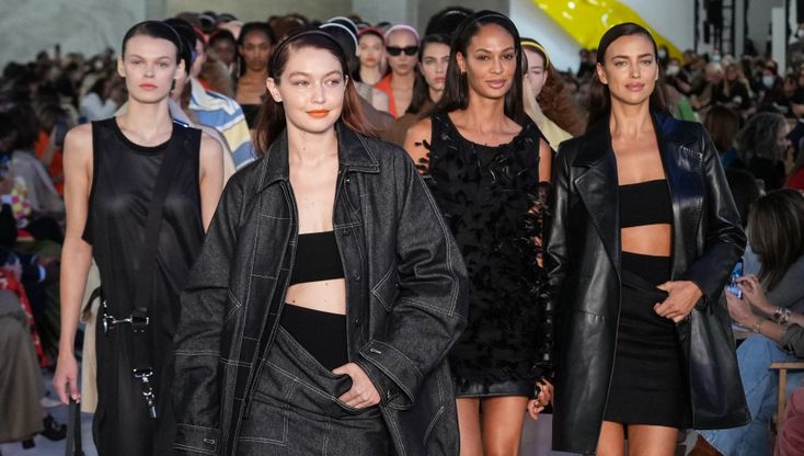 La sfilata di Max Mara per la collezione SS22: una ribellione elegante ispirata al romanzo "Bonjour tristesse"