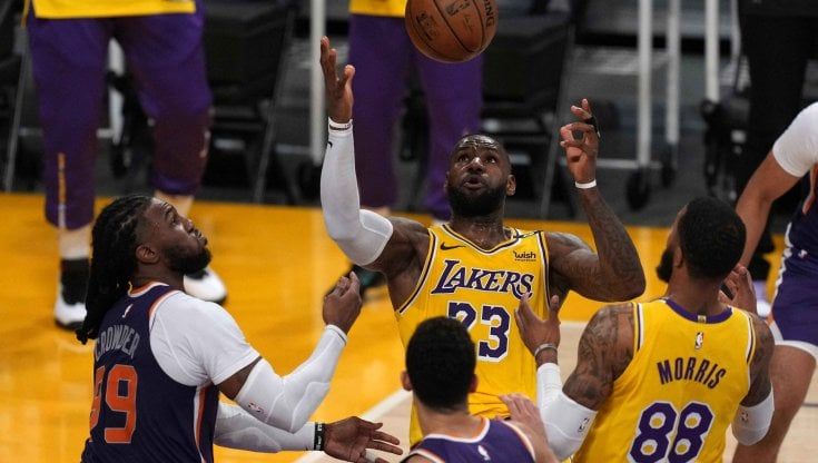 Basket, playoff Nba: fuori i Lakers e LeBron, avanti Phoenix e Denver