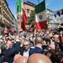 25 aprile a Napoli, Fico sventola la bandiera Anpi con i partigiani