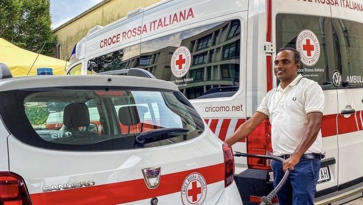 Como, inaugura il suo distributore di benzina e regala il pieno a 10 mezzi della Croce Rossa