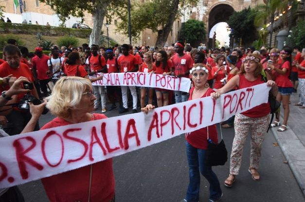Dalle magliette rosse alla processione: Palermo, il fotoracconto del Festino