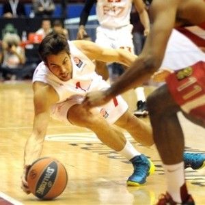 Basket, Cerella, il "bello" dal cuore d'oro porta basket e sorrisi ai bimbi d'Africa