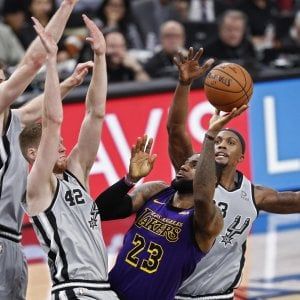 Basket, Nba: Golden State avvicina Denver, LeBron cade a San Antonio