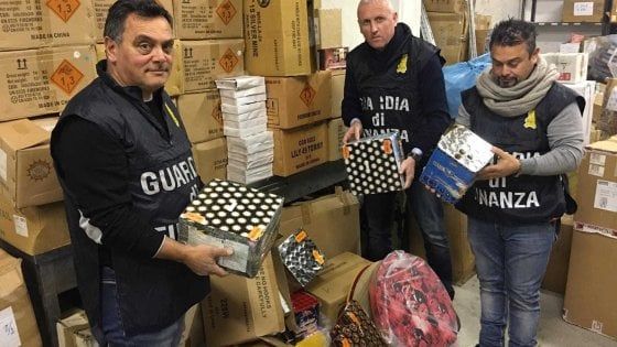 Brindisi, sequestrati 800 kg di fuochi d'artificio: erano in un casolare in campagna