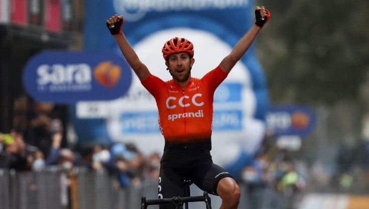 Giro d'Italia: il gruppo lascia andare la fuga, ad Asti vince Cerny. Kelderman in rosa