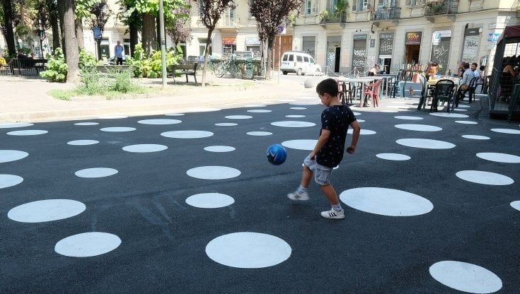 Torino, a pois o tutte colorate così le strade avvisano: “Qui regna il pedone”