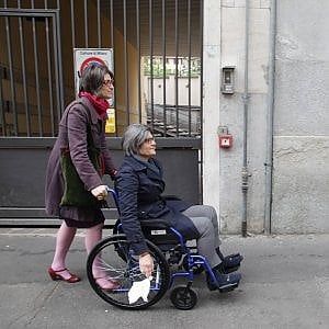 Pavia non è una città per disabili: la denuncia dell'Aila arriva in Procura