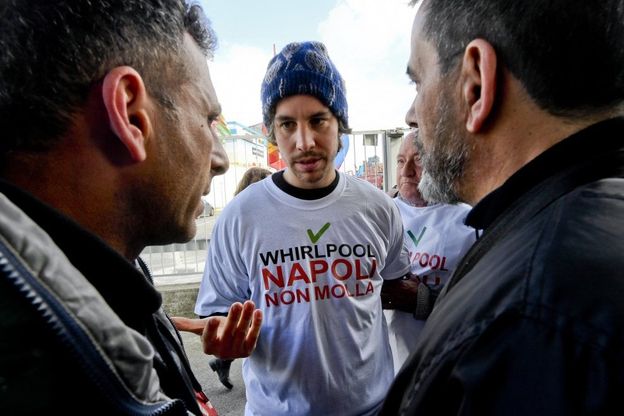 Sardine a Napoli, Santori alla Whirlpool con la maglia "Napoli non molla"